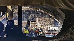 Uttarkashi Tunnel Rescue Operation : फिर से शुरू हुई ऑगर मशीन से ड्रिलिंग,बचाव अभियान अंतिम चरणों में 