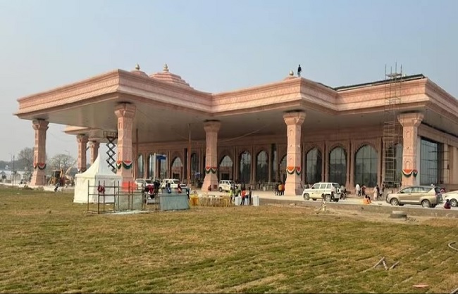 Ayodhya: राममय हुई अयोध्या, अलौकिक और अद्वितीय एयरपोर्ट का पीएम मोदी कल करेंगे उद्घाटन