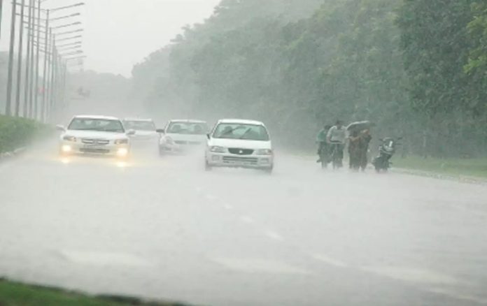 Rain lashes several parts of country including Delhi & Noida, roads waterlogged, schools shut