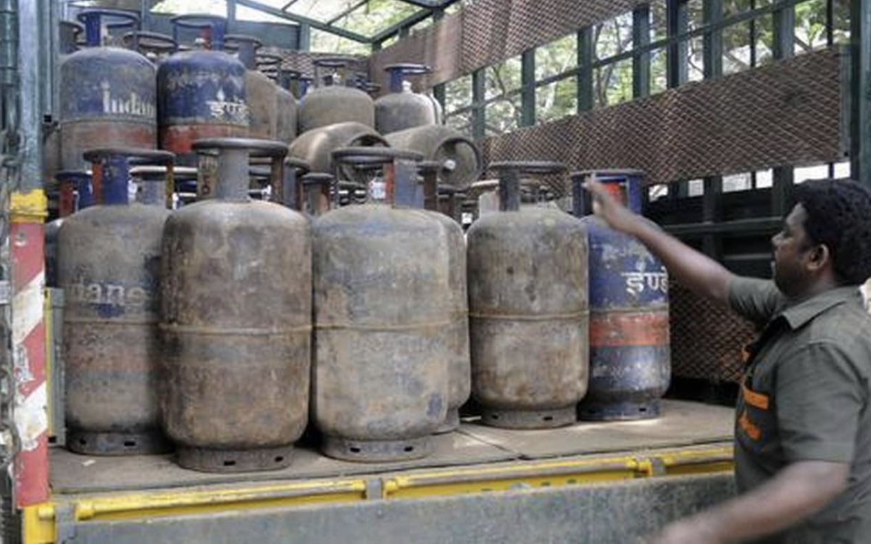 नए साल के पहले कॉमर्शियल LPG सिलेंडर हुआ सस्ता, कीमत में 39 रुपये की हुई कटौती