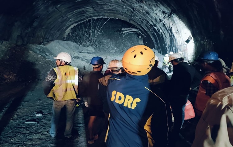 Indian officials consider five new plans to rescue men trapped in tunnel