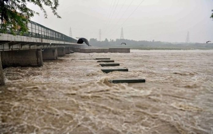 Yamuna River reaches all-time high, leading to heavy traffic congestions