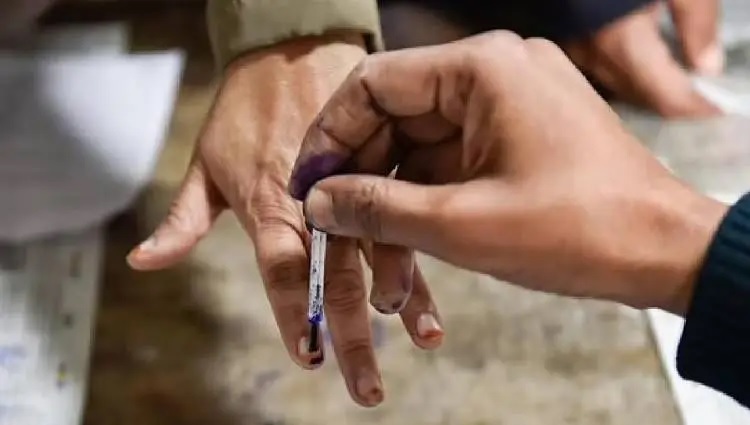 राजस्थान में मतदाता करेंगे उम्मीदवारों के भाग्य का फैसला, वोटिंग स्थल पर बुजुर्गों के लिए व्हील चेयर की व्यवस्था