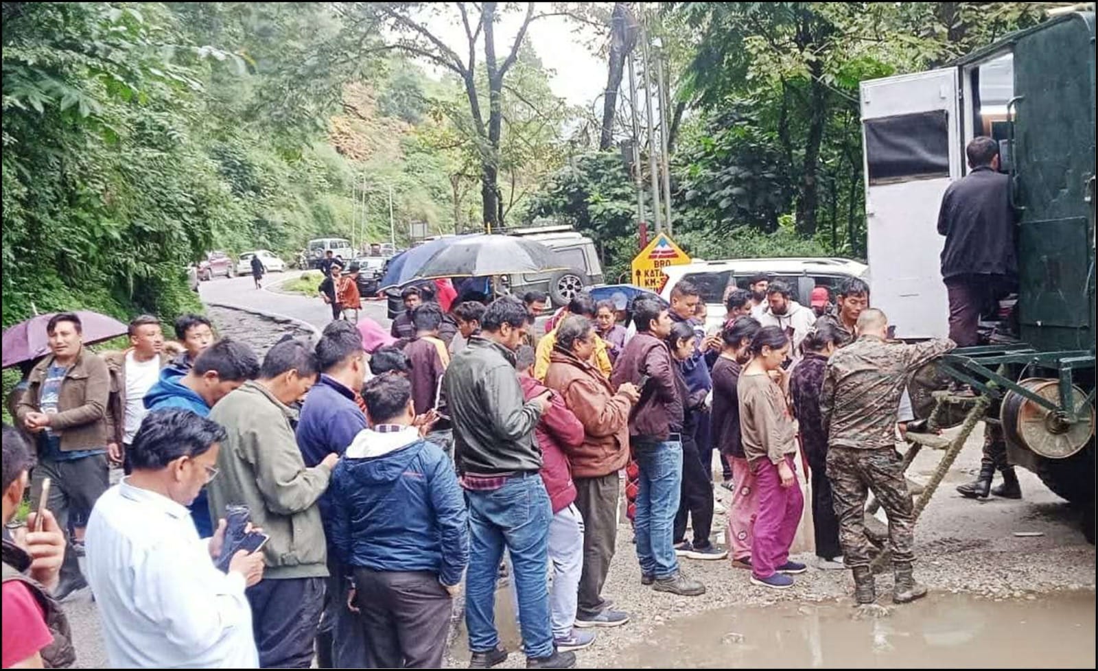 भारतीय सेना ने उत्तरी सिक्किम में साहसिक अभियान चलाकर बाढ़ में फंसे 245 लोगों को बचाया