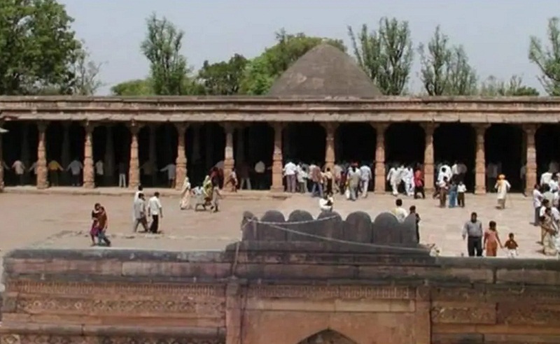 धारः ऐतिहासिक भोजशाला में जारी है ASI सर्वे, हिंदू समुदाय वाग्देवी का मानता है मंदिर