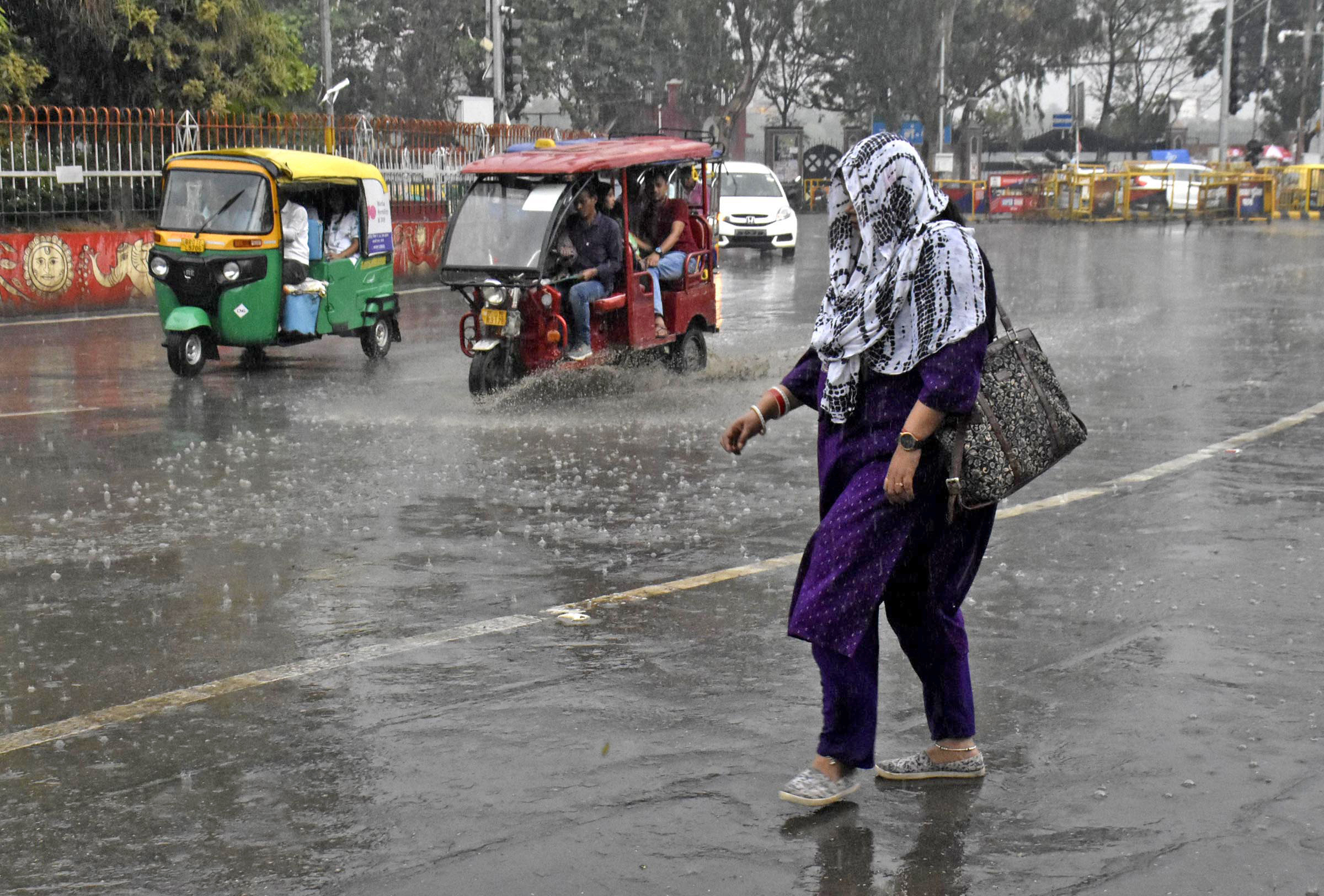 Light to moderate rainfall warnings issued for Central India amid thunderstorms, hail, and gusty winds