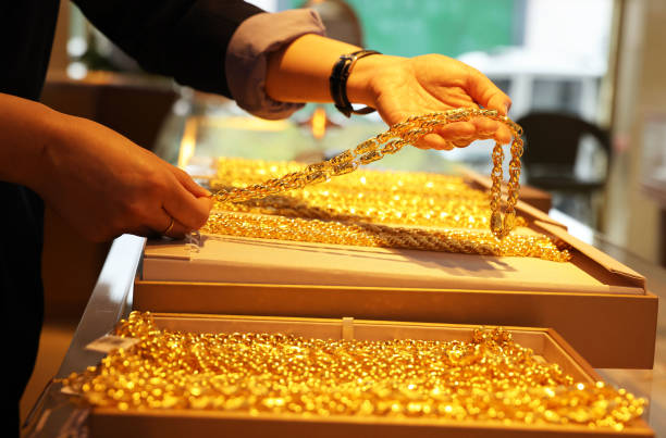 सर्राफा बाजार में लगातार तीसरे दिन गिरावट, सोने और चांदी की कीमतों में कटौती