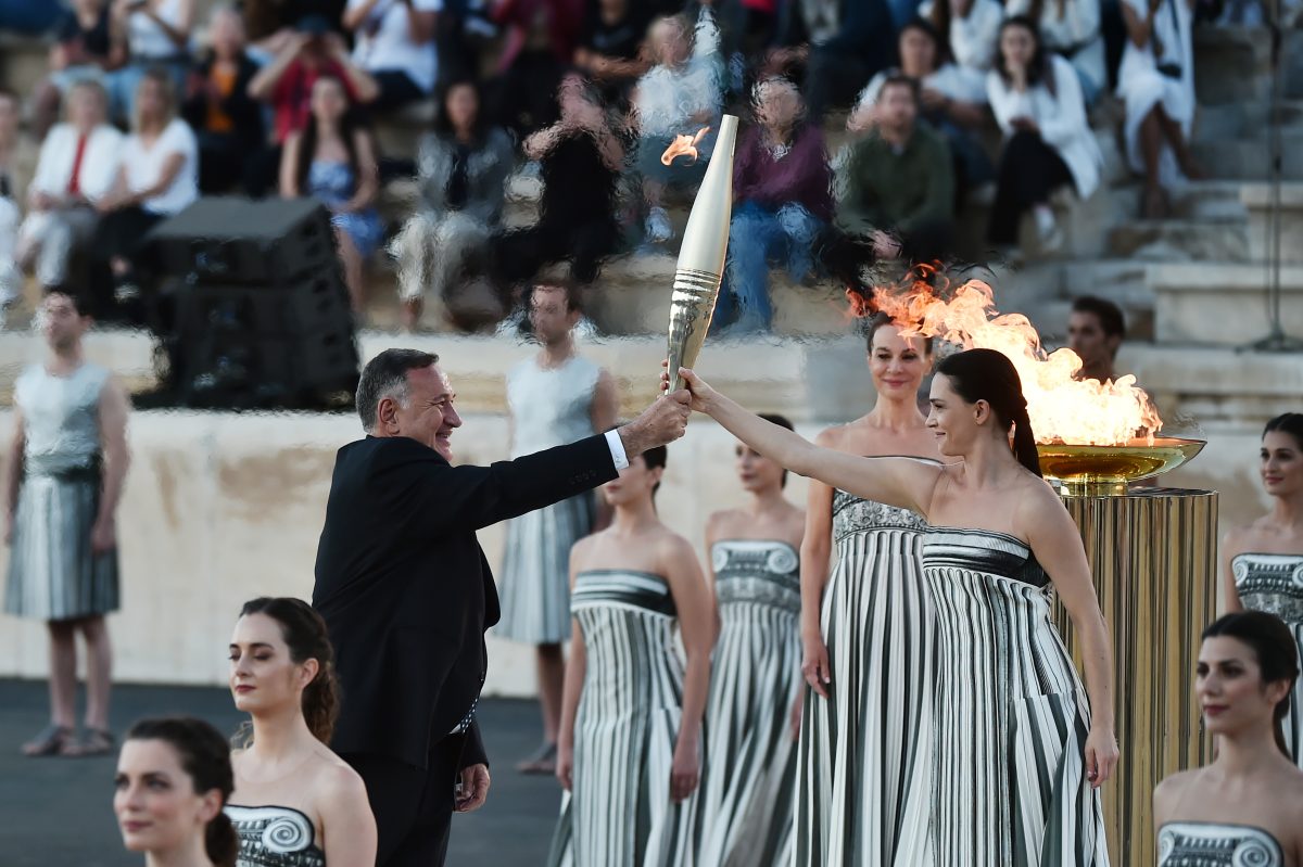 ग्रीस ने पेरिस 2024 खेलों के आयोजकों को सौंपी ओलंपिक मशाल
