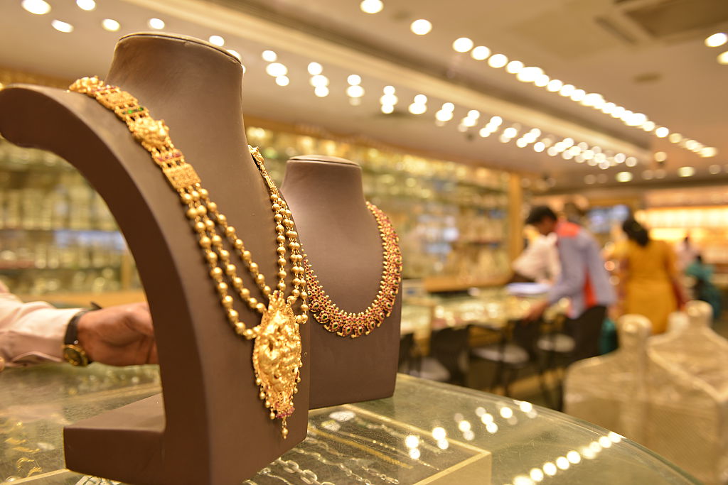 सर्राफा बाजार में आई तेजी, सोने और चांदी की बढ़ी चमक