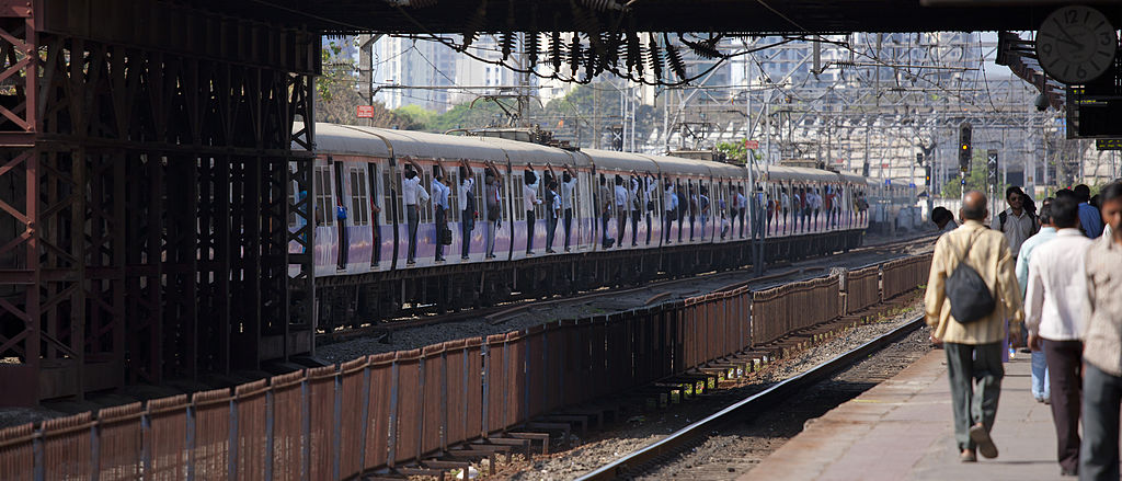 ठाणे और सीएसएमटी स्टेशनों पर आज गुरुवार आधी रात से 63 घंटे का मेगाब्लॉक, 956 लोकल और 72 एक्सप्रेस ट्रेनें रद्द