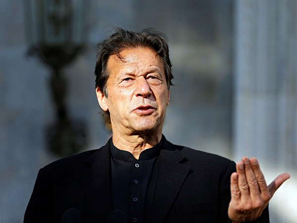 पाकिस्तान सरकार ने इमरान खान की पार्टी पर प्रतिबंध लगाने का उठाया कदम 