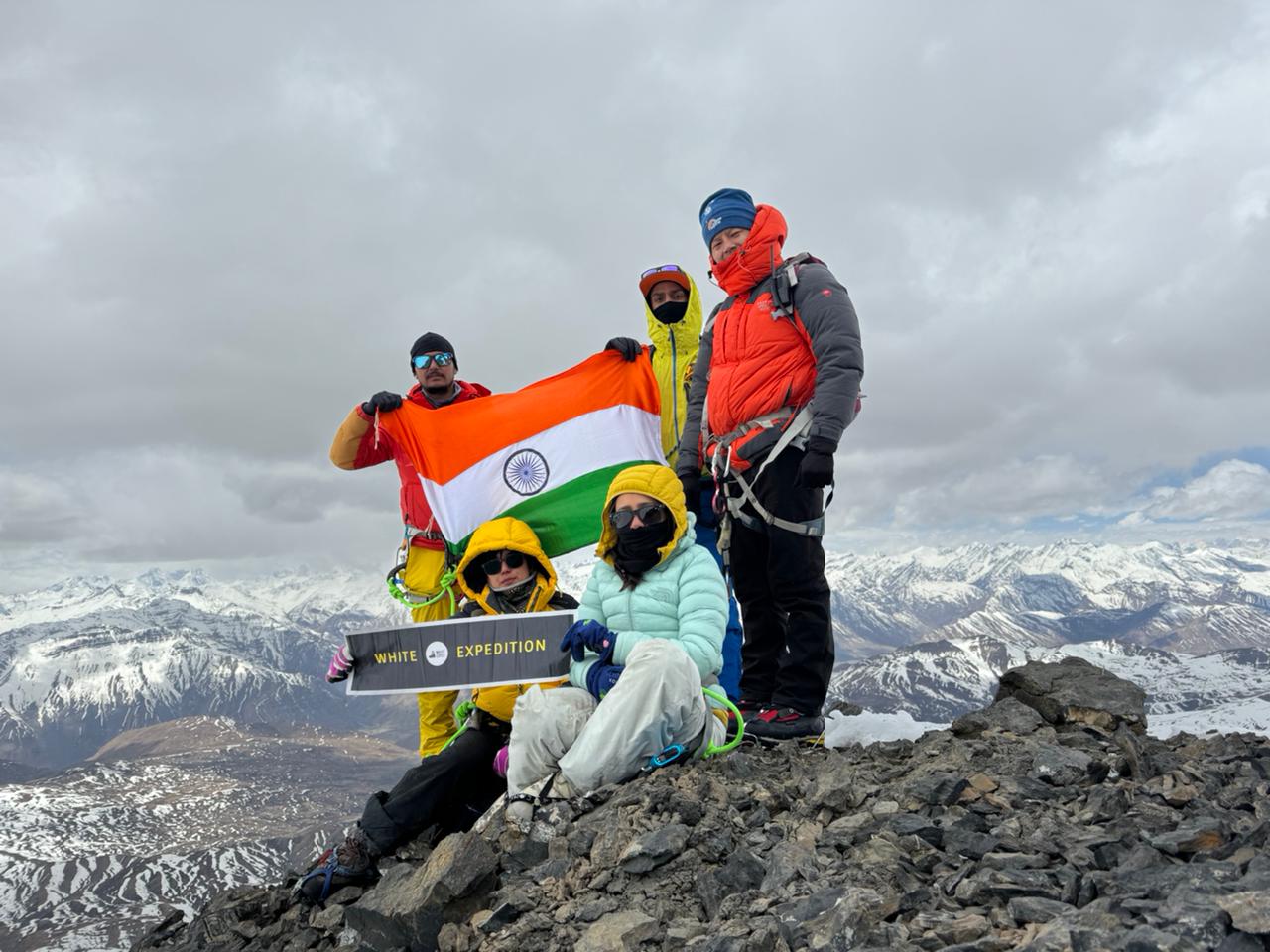 पर्वतारोहियों ने तीन दिन में माउंट चाऊ चाऊ कांग नील्दा पर फहराया तिरंगा, अभी तक चार बार ही चढ़ा जा सका