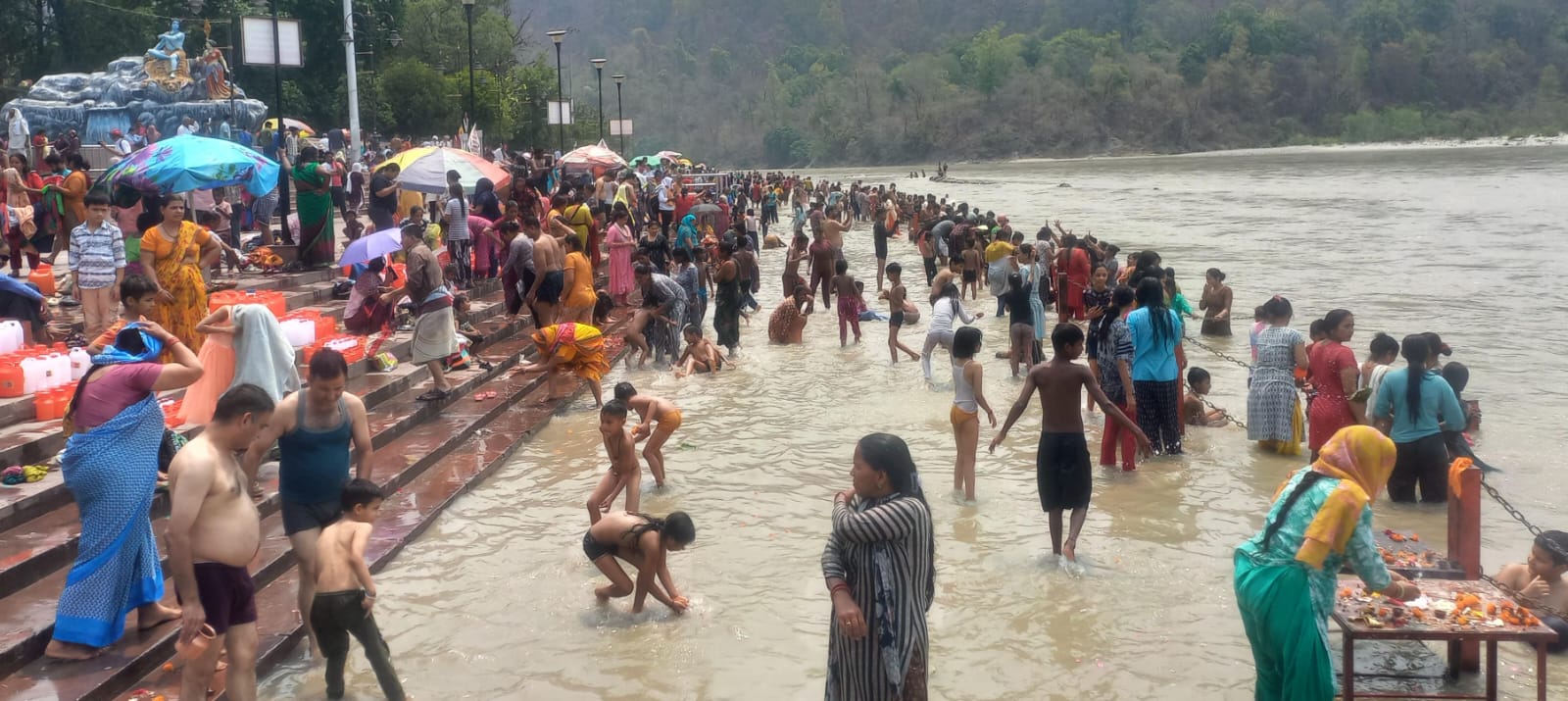 बुद्ध पूर्णिमा पर हरिद्वार में गंगा स्नान के लिए उमड़ा आस्था का सैलाब