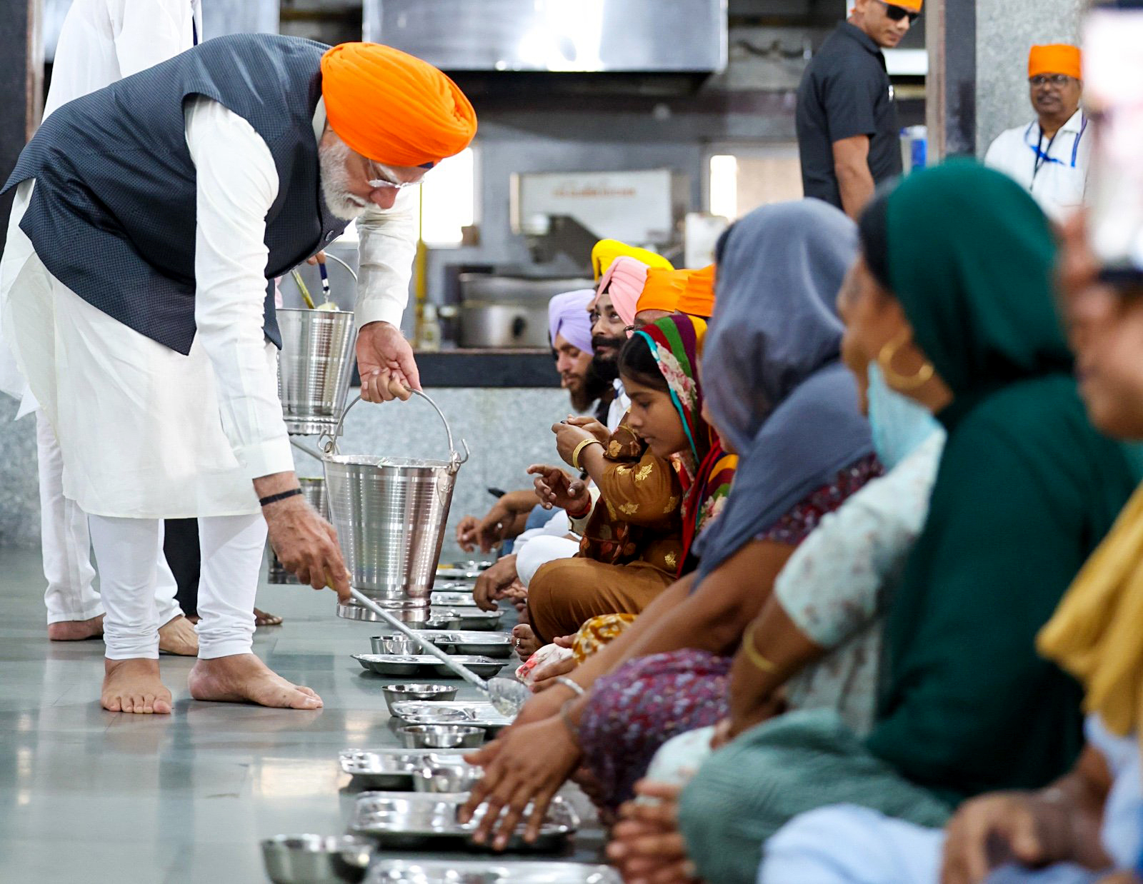 Bihar: PM Modi performs ‘seva’ at Gurudwara Patna Sahib