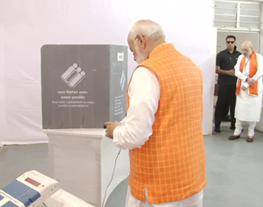 प्रधानमंत्री मोदी ने अहमदाबाद में किया मतदान