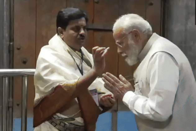 PM Modi offers prayers at Sri Raja Rajeshwara Swamy Devasthanam