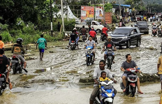 इंडोनेशिया में बाढ़ के बाद से मलबों से अब तक 52 शव मिले, दूरदराज के इलाकों में अभी भी पहुंच नहीं संभव