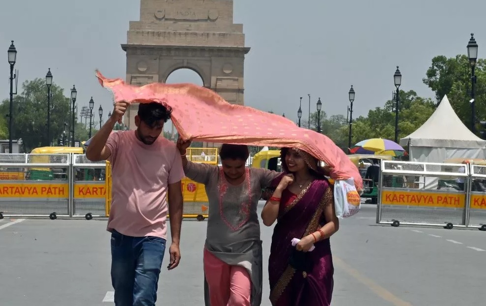 Weather Alert: दिल्ली-एनसीआर में तापमान 42 डिग्री के पार, इन राज्यों में भी भीषण गर्मी और लू का अलर्ट