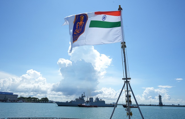 सिंगापुर पहुंचे भारतीय नौसेना के तीन जहाज, दक्षिण चीन सागर में होगी तैनाती