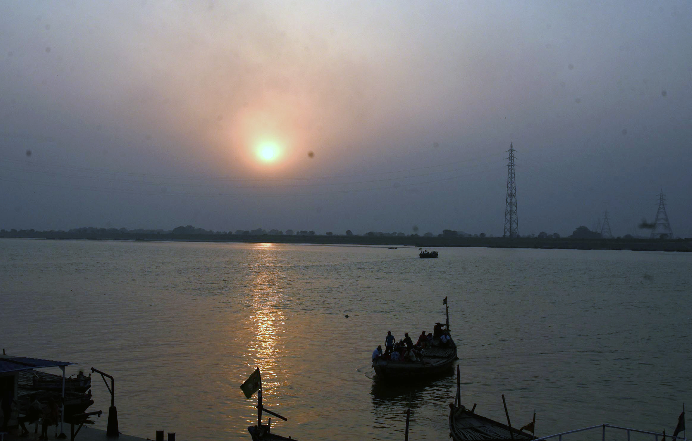 गंगा दशहरा पर हजारों श्रद्धालुओं ने लगाई आस्था की डुबकी