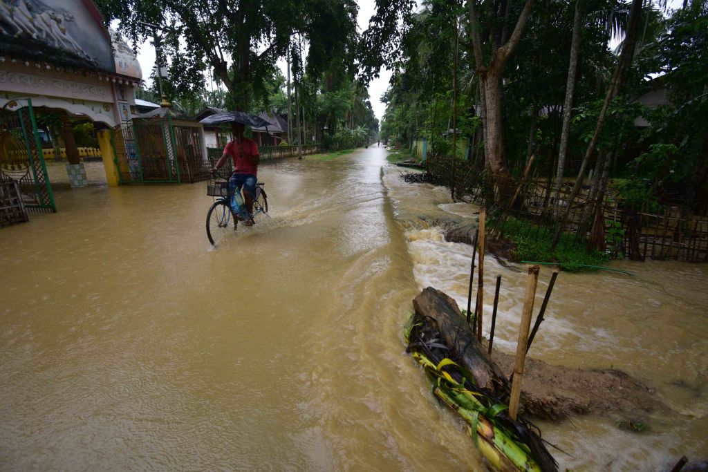 असम में बाढ़ की गंभीर स्थिति, करीमगंज जिले में बाढ़ की वजह से बदतर हो रहे हालात