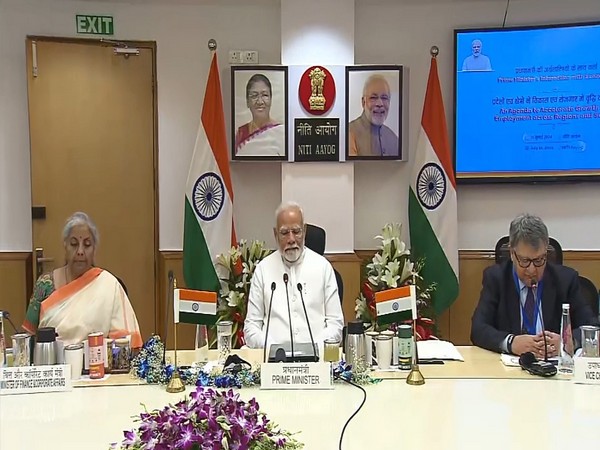 प्रधानमंत्री मोदी ने अर्थशास्त्रियों और विभिन्न क्षेत्रों के विशेषज्ञों से की मुलाकात