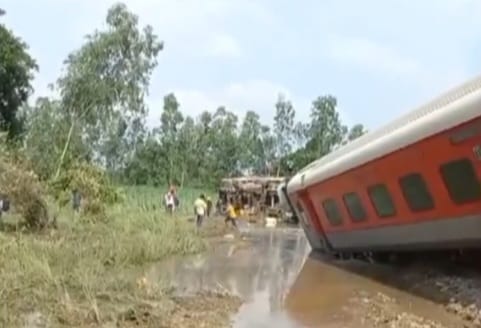 उत्तर प्रदेश के गोंडा में ट्रेन हादसा, चंडीगढ़-डिब्रूगढ़ एक्सप्रेस के कई डिब्बे पटरी से उतरे