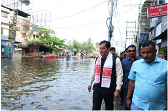 केंद्रीय मंत्री सर्बानंद सोनोवाल ने डिब्रूगढ़ के बाढ़ प्रभावित क्षेत्रों का किया दौरा, अधिकारियों को राहत-बचाव कार्यों को तेज करने के दिए निर्देश