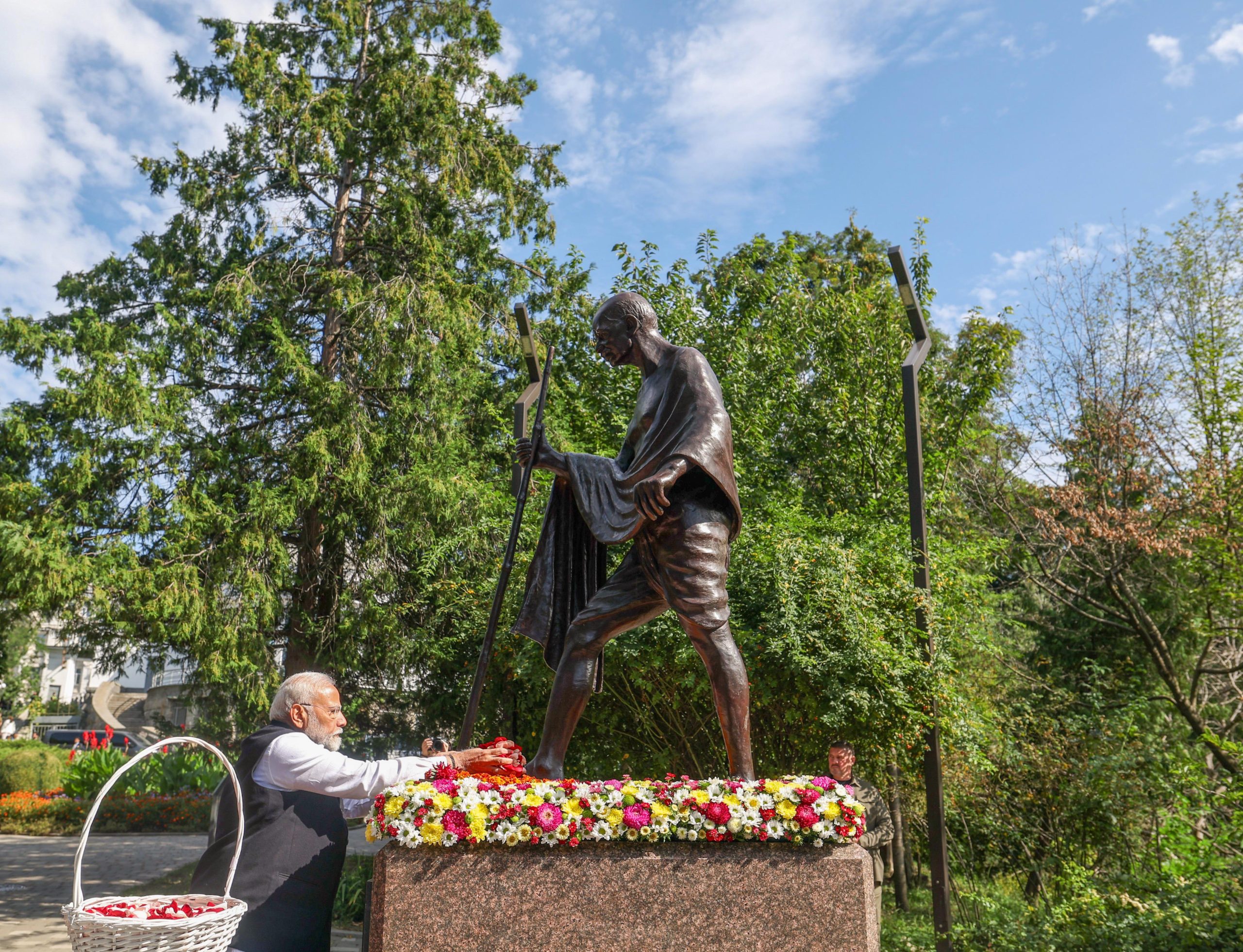 प्रधानमंत्री मोदी ने यूक्रेन में महात्मा गांधी को अर्पित की श्रद्धांजलि, कहा-बापू के आदर्श सार्वभौमिक