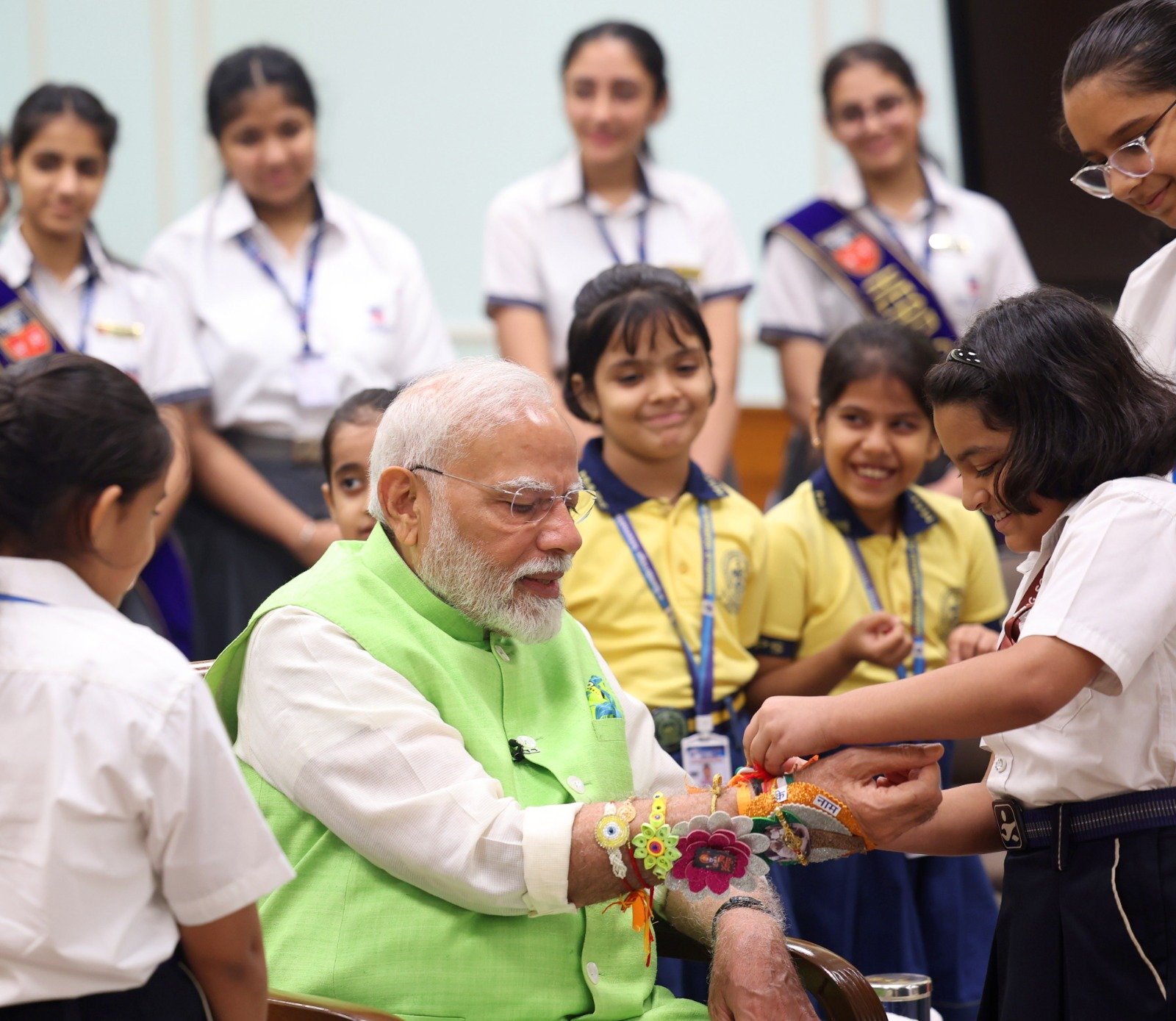 पीएम मोदी ने स्कूली बच्चियों के साथ मनाया रक्षाबंधन, केंद्रीय मंत्रियों ने भी बंधवाई राखी