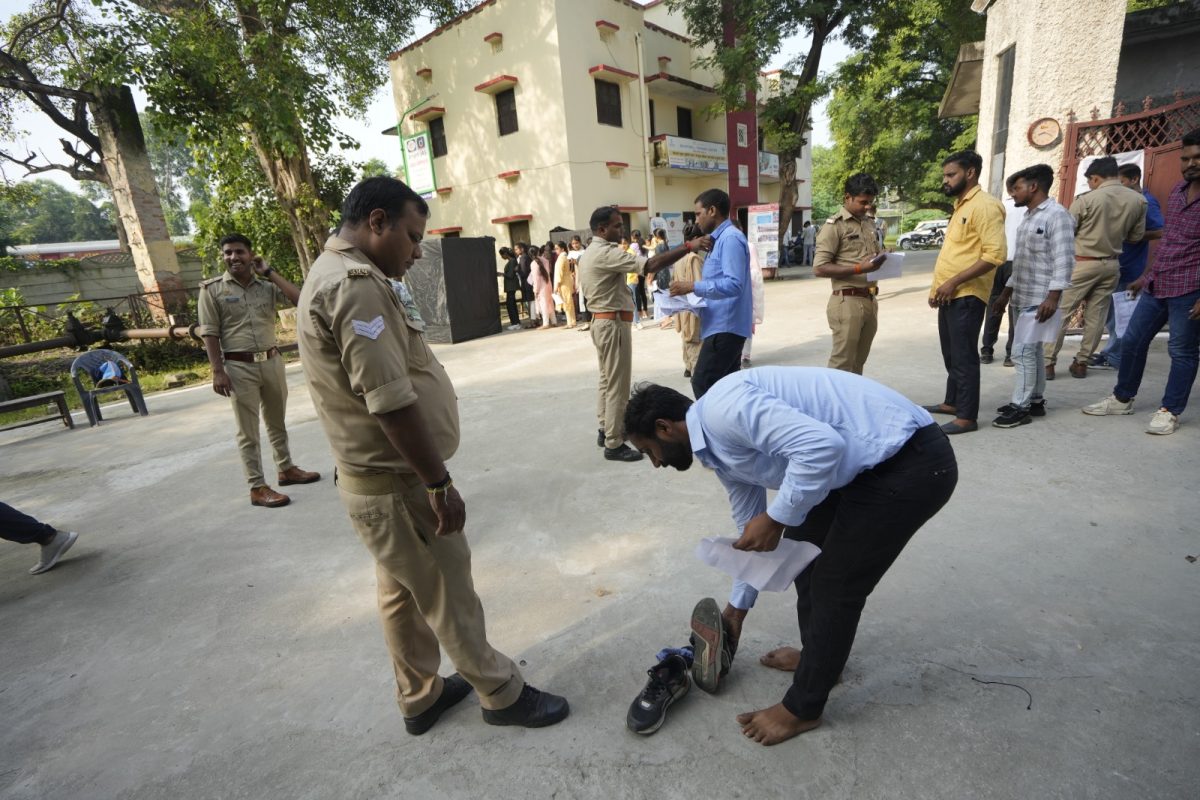 यूपी पुलिस भर्ती परीक्षा: चौथे चरण के लिए परीक्षा आज, कड़ी सुरक्षा के बीच दो पाली में कराई जा रही है परीक्षा 