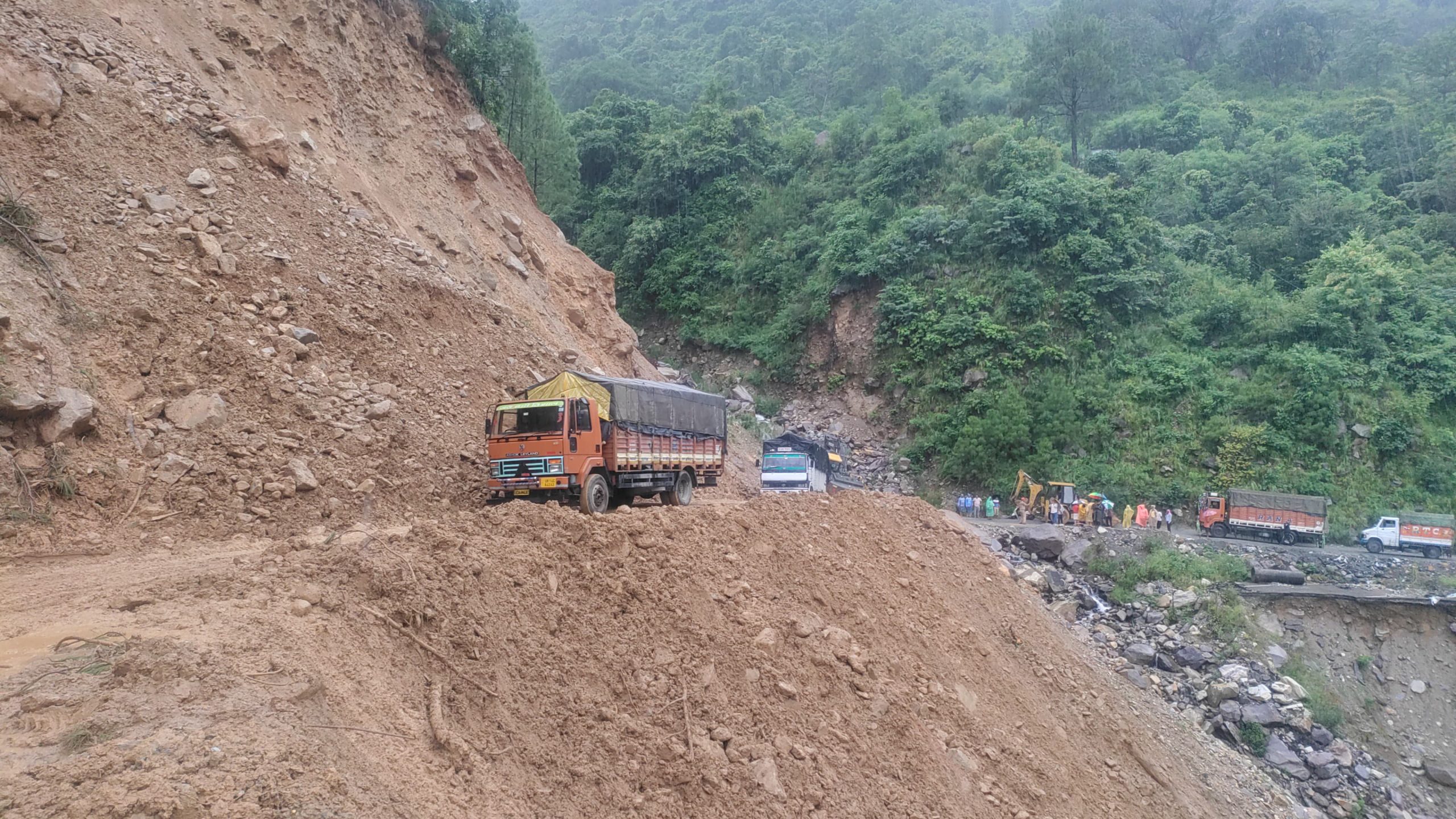 उत्तराखंड: कमेडा व नंदप्रयाग में भूस्खलन से बद्रीनाथ हाइवे बंद, 130 तीर्थयात्री फंसे, 40 निकाले गए