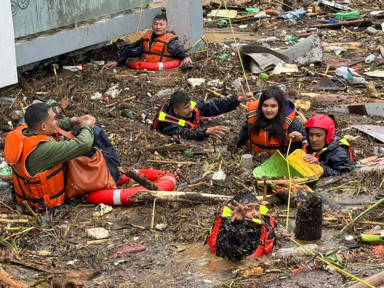 नेपाल त्रासदी : बाढ़ और भूस्खलन से मरने वालों की संख्या 200 के पार, दर्जनों लोग लापता