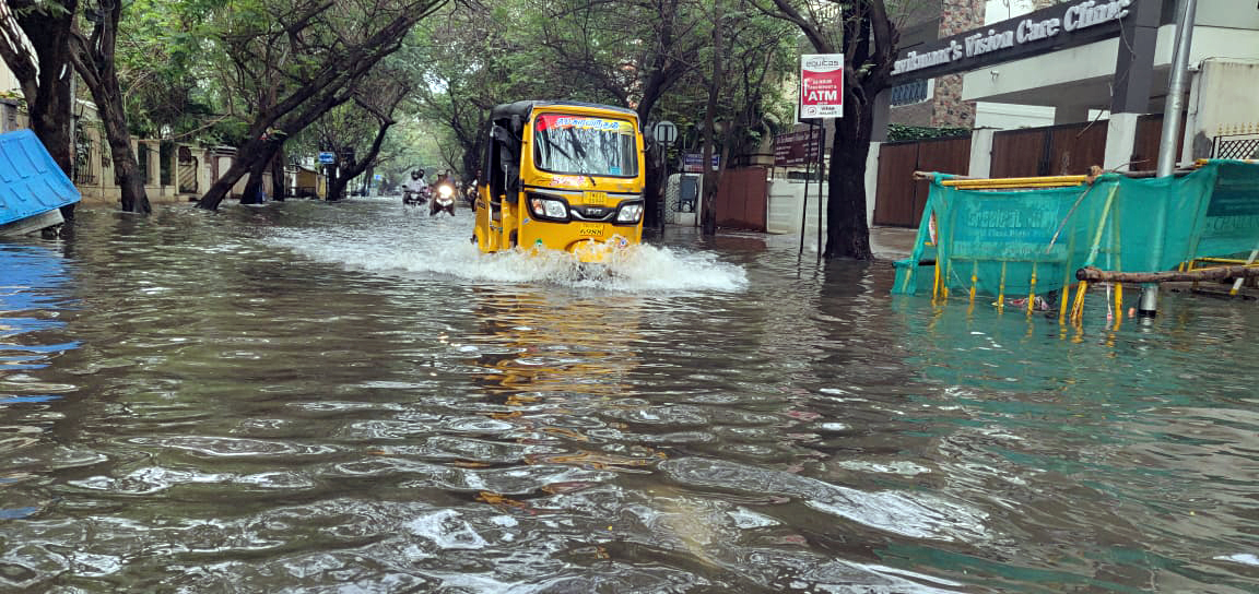 तमिलनाडु में भारी बारिश से चेन्नई, तिरुवल्लूर, कांचीपुरम और चेंगलपट्टू जिले बेहाल, स्कूल और कॉलेज बंद