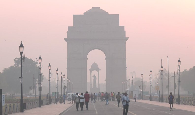 दिल्ली में हवा ‘बहुत खराब’ श्रेणी में, यमुना नदी की सतह पर तैर रहा जहरीला झाग