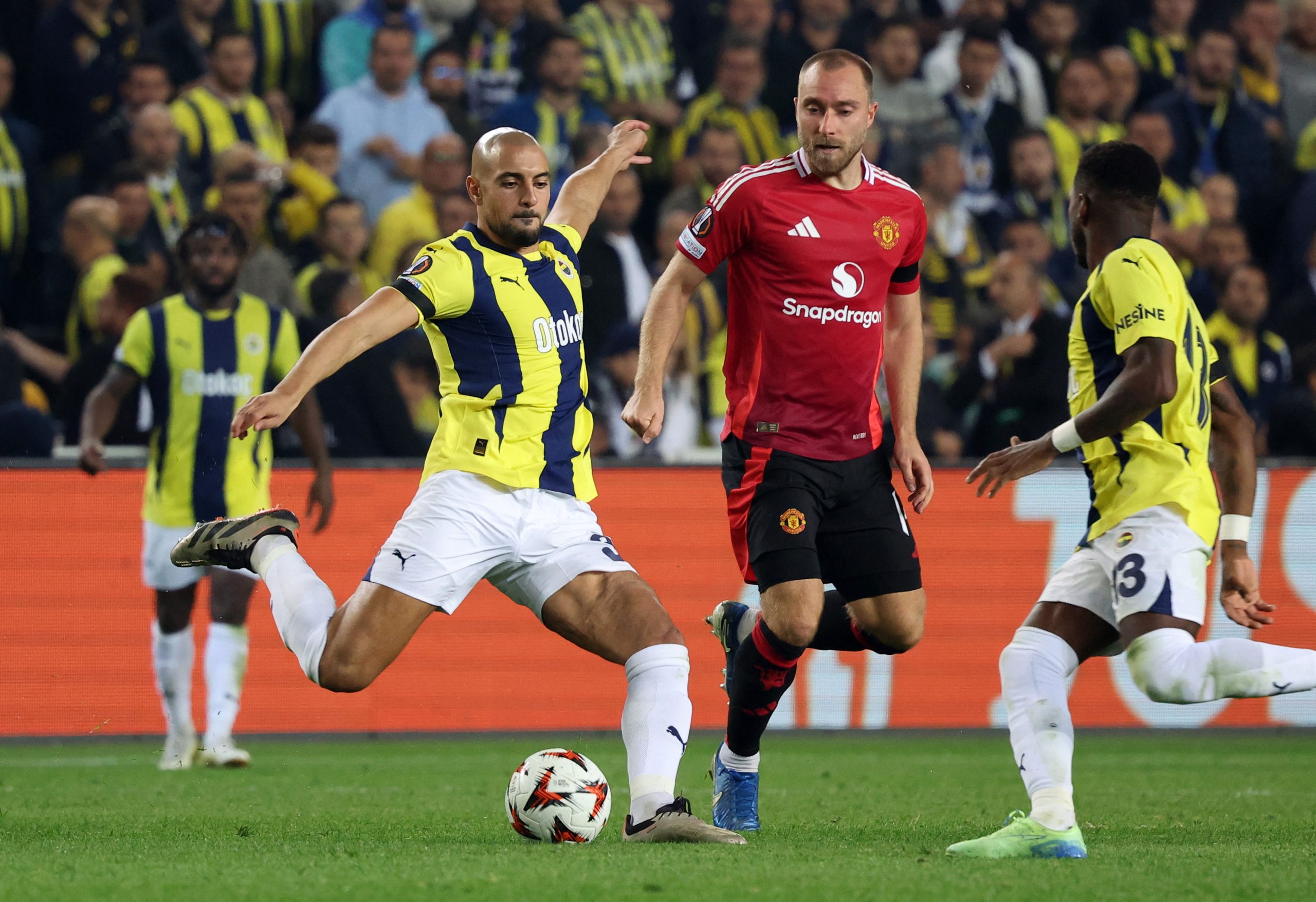 Mourinho sees red as Man Utd draw with Fenerbache, Spurs stay perfect