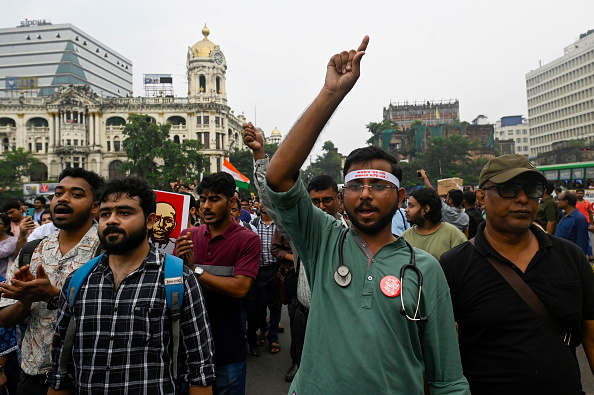 पश्चिम बंगाल में राज्य मेडिकल काउंसिल में भ्रष्टाचार के खिलाफ जूनियर डॉक्टरों का अनशन, मंगलवार शाम को ‘महामार्च’