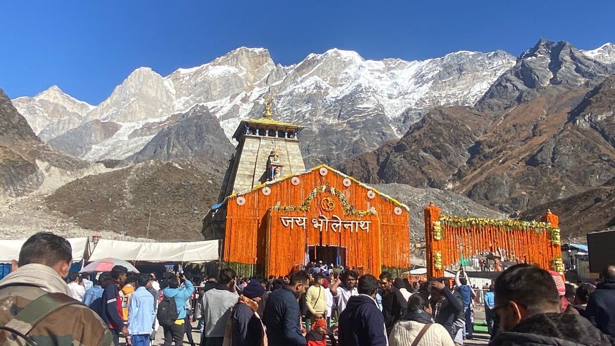 केदारनाथ के कपाट बंद होने की प्रक्रिया शुरू, फूलों से सजा मंदिर