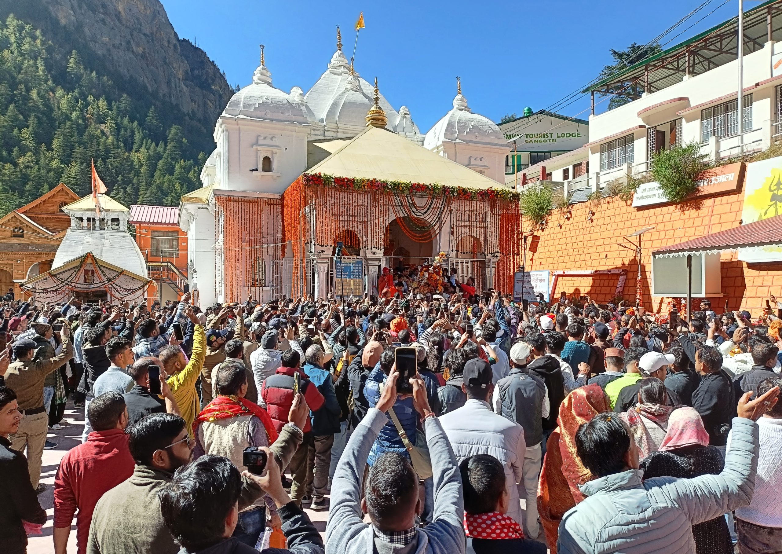 उत्तराखंड में गंगोत्री धाम के कपाट बंद, 6 माह तक मां गंगा मुखबा स्थित गंगा मंदिर में देंगी दर्शन