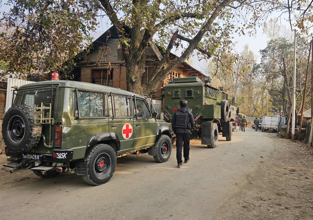 जम्मू-कश्मीर के सोपोर में सुरक्षा बलों ने दो आतंकवादियों को मार गिराया, सर्च ऑपरेशन जारी