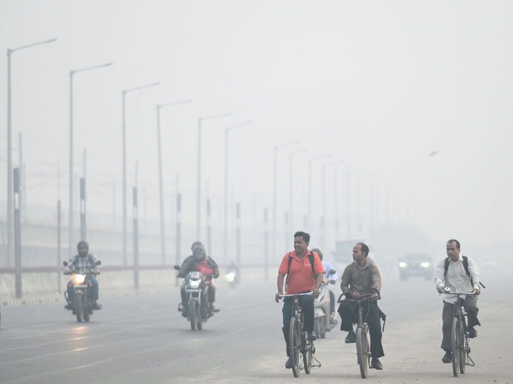 दिल्ली के वायु प्रदूषण में अभी सुधार नहीं, AQI ‘बहुत खराब’ श्रेणी में