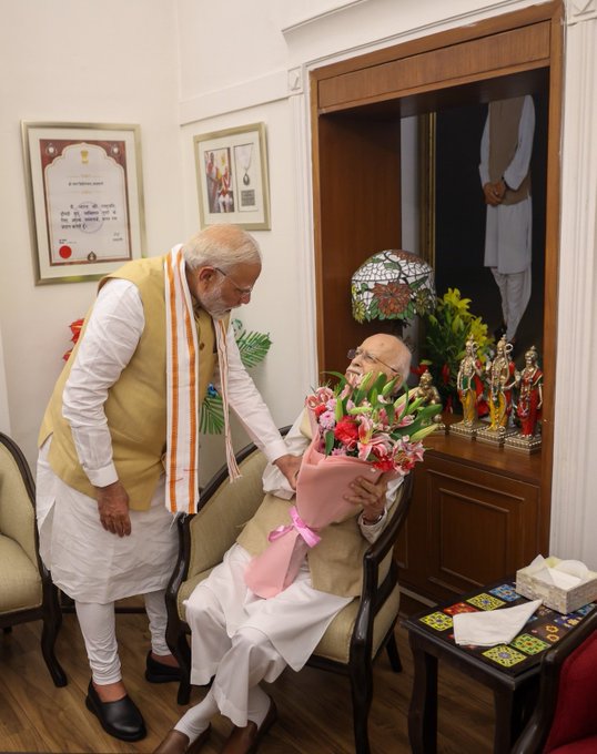 प्रधानमंत्री मोदी ने लालकृष्ण आडवाणी को उनके जन्मदिन की शुभकामनाएं दीं, मुलाकात करने उनके आवास पर पहुंचे