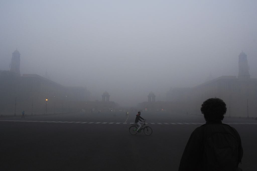 Why has smog hit visibility in New Delhi?