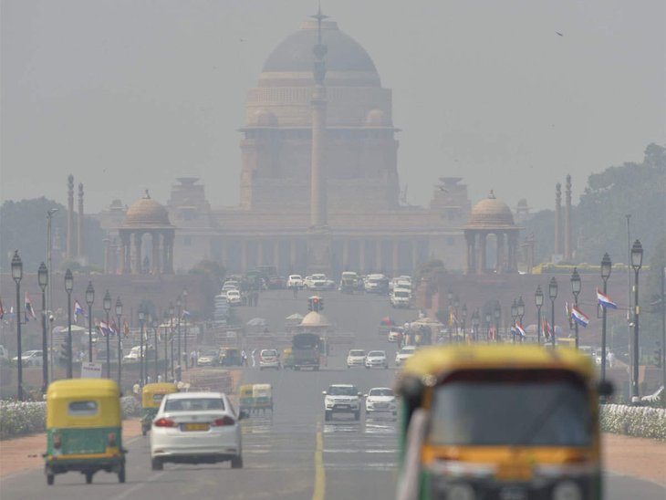 दिल्ली में खतरनाक श्रेणी में प्रदूषण का स्तर, AQI 400 पार, धुंध की वजह से दृश्यता घटी