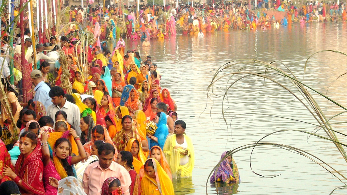 उगते सूर्य को अर्घ्य देने के साथ ही छठ महापर्व का समापन 