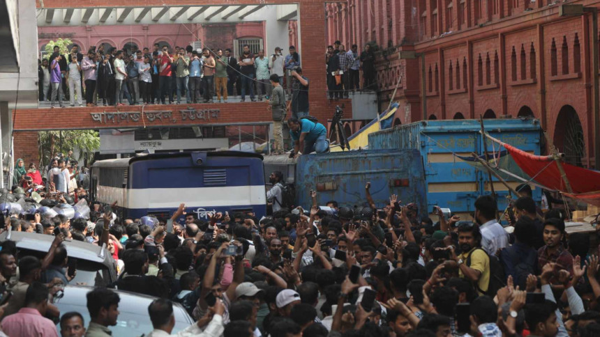 Bangladesh: Sound grenades fired, batons used against supporters of Chinmoy Prabhu in Chittagong