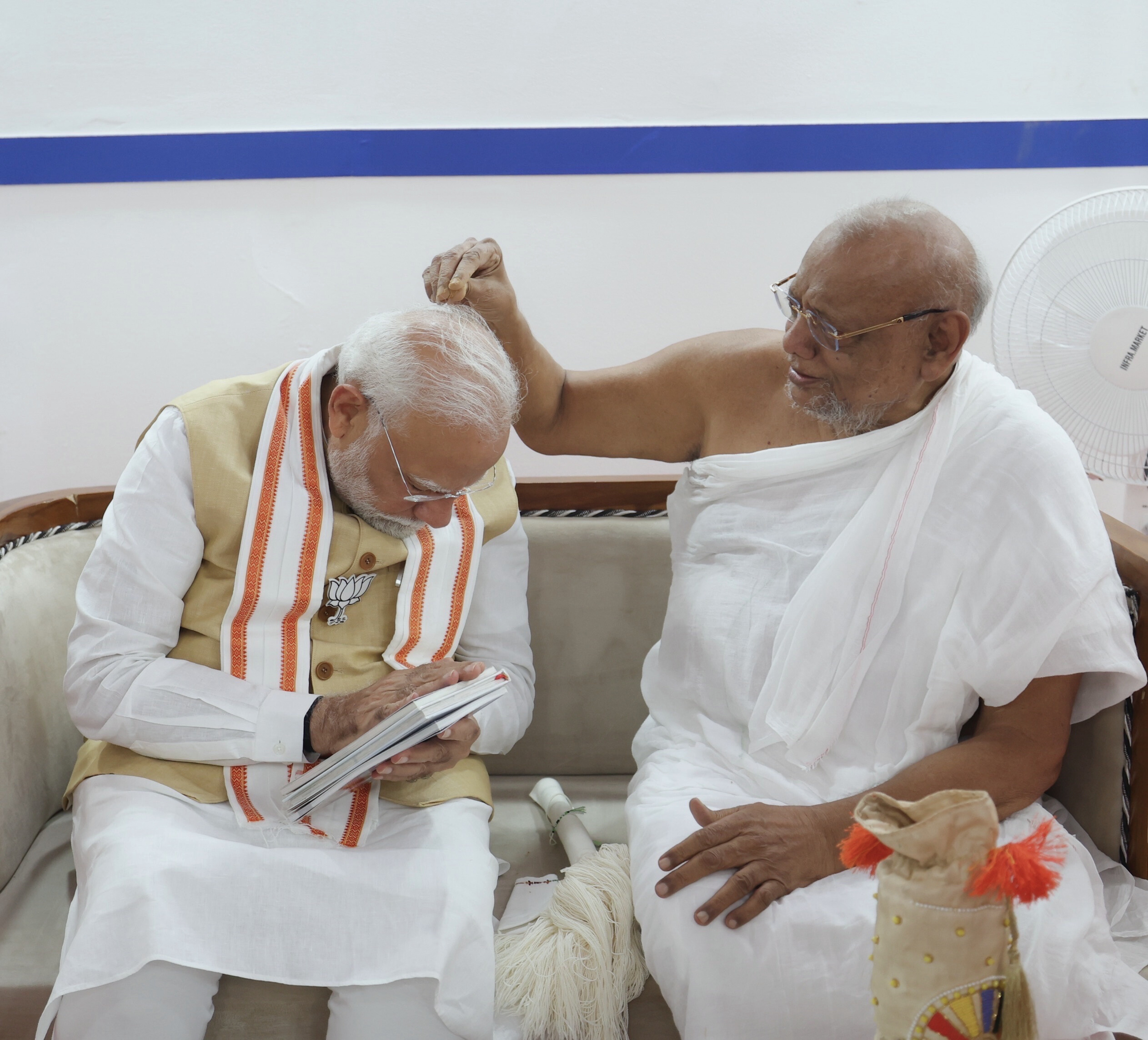 Maharashtra: PM Modi meets Jain saint Jainacharya Ratnasundersurishwarji Maharaj in Dhule