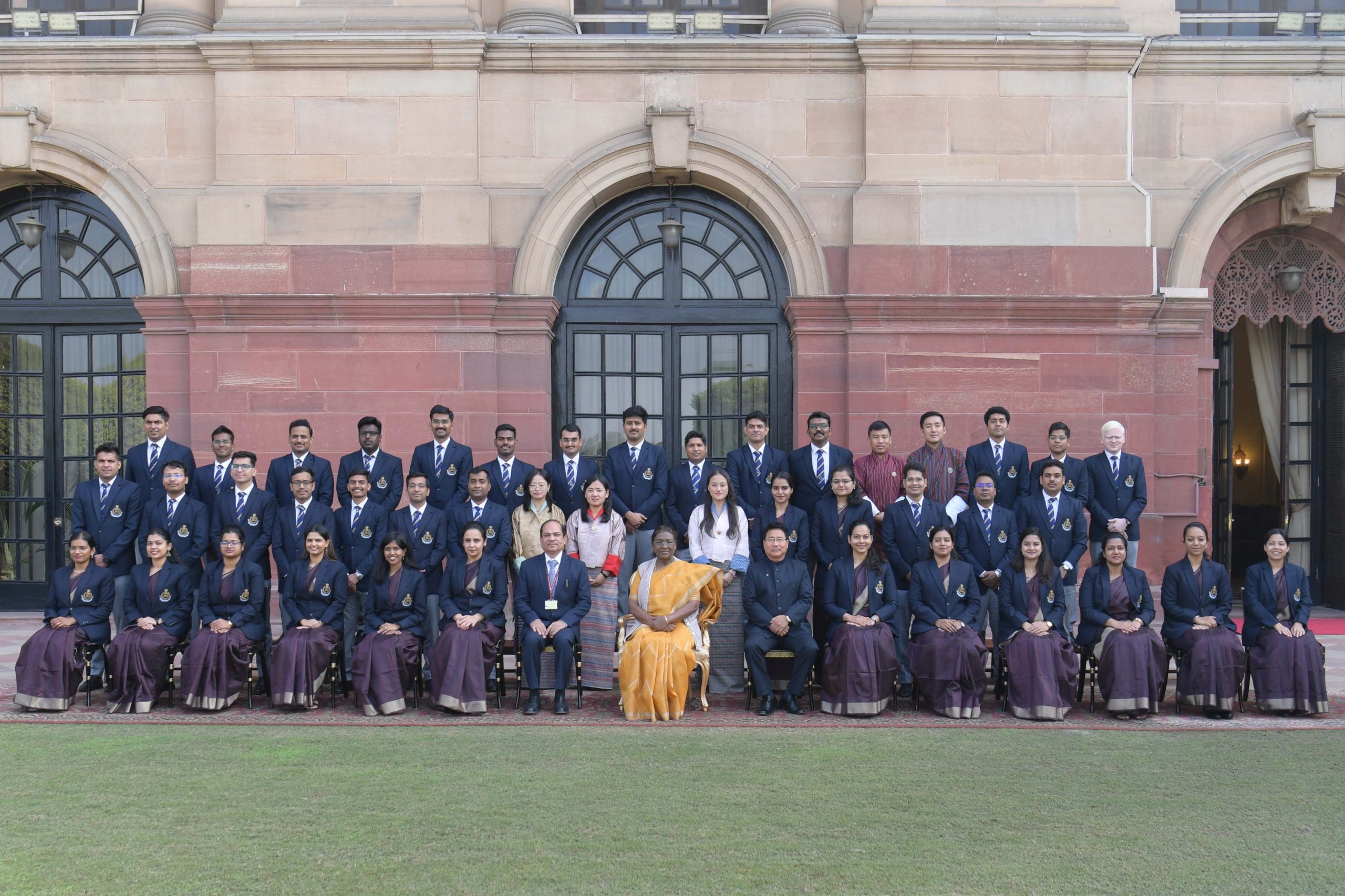 आईआरएस ट्रेनी अधिकारियों ने राष्ट्रपति से की मुलाकात, द्रौपदी मुर्मु ने कहा-हमेशा ईमानदारी से काम करना होगा