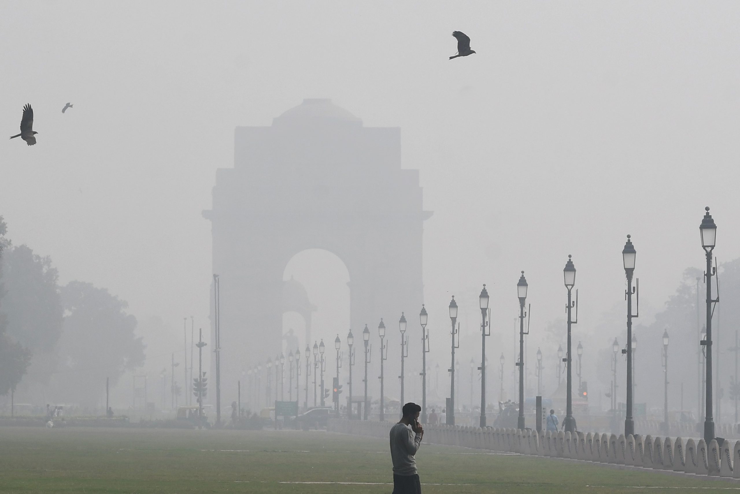 दिल्ली की वायु गुणवत्ता ‘खराब’ श्रेणी में, AQI 231; धुंध से कम हुई विजिबिलटी