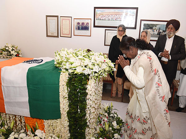 President Droupadi Murmu pays last respects to former PM Manmohan Singh